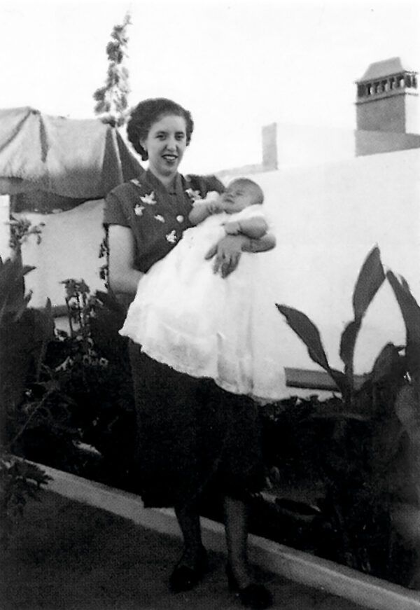 Aice Nabeiro holding João Manuel Nabeiro in her arms.